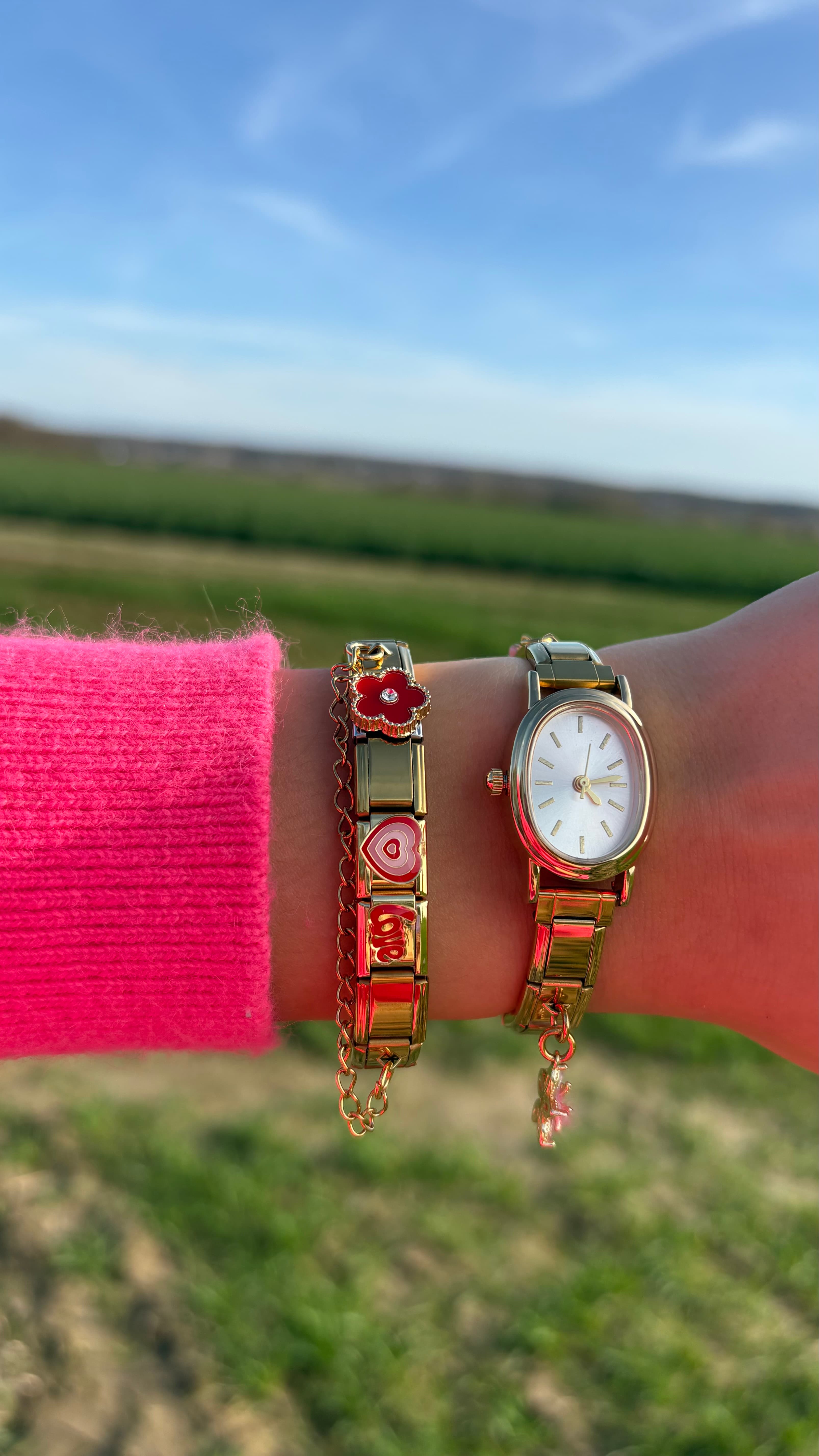 Charm armband gedragen om pols met horloge