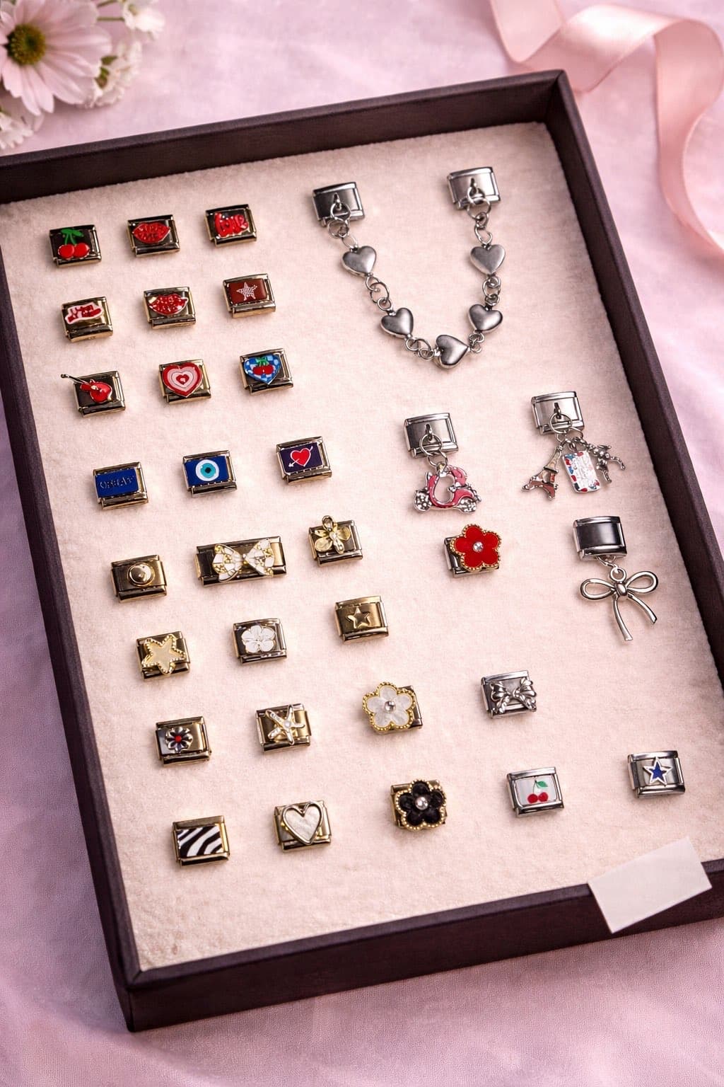 Collectie charms in zachte roze en gouden tinten