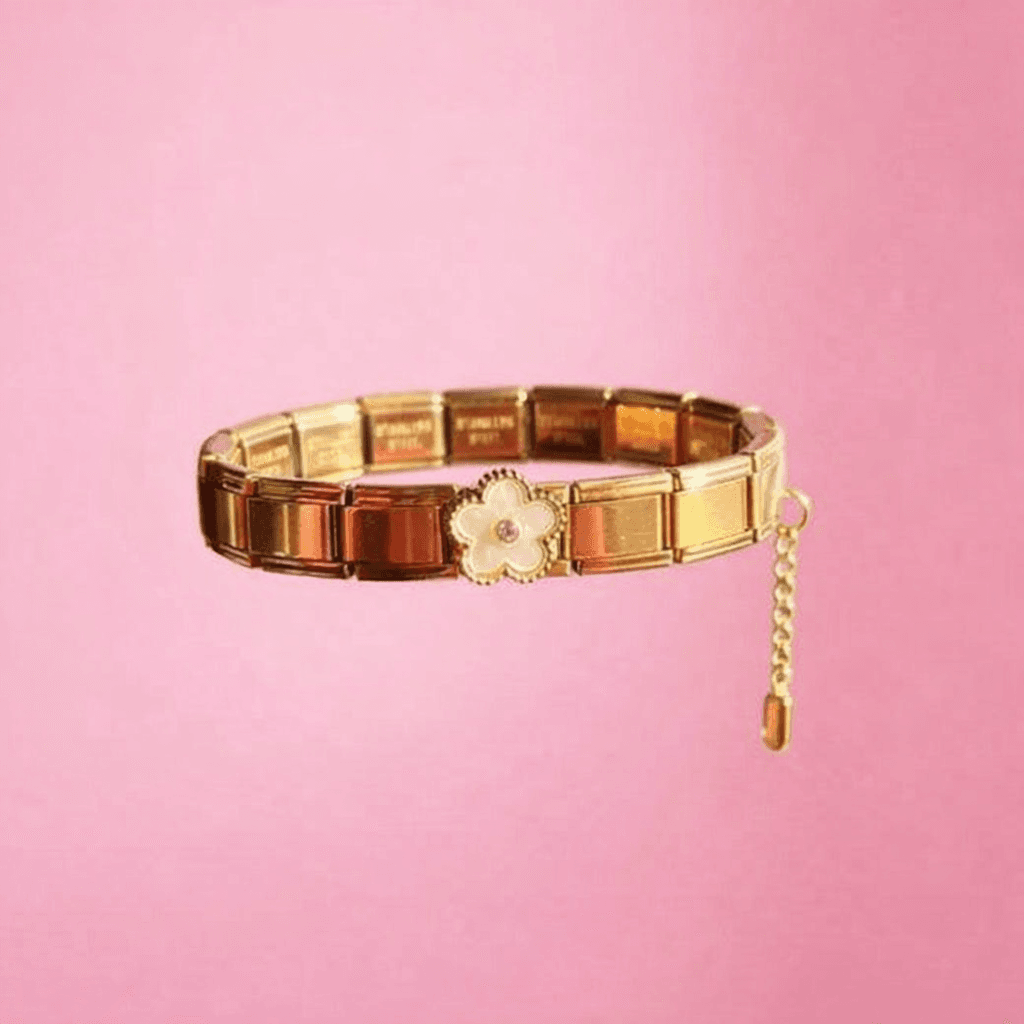 Gouden armband met roze achtergrond